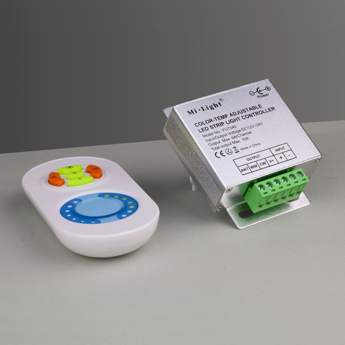 Pilot zdalnego sterowania i kontroler do regulacji temperatury barwowej LED, widoczne złącza wejściowe i wyjściowe.