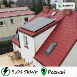 Instalacja paneli słonecznych na dachu domu z czerwoną dachówką, widok z góry, w tle budynek mieszkalny, logo firmy w prawym górnym rogu, informacja o mocy instalacji i lokalizacji na dole zdjęcia.