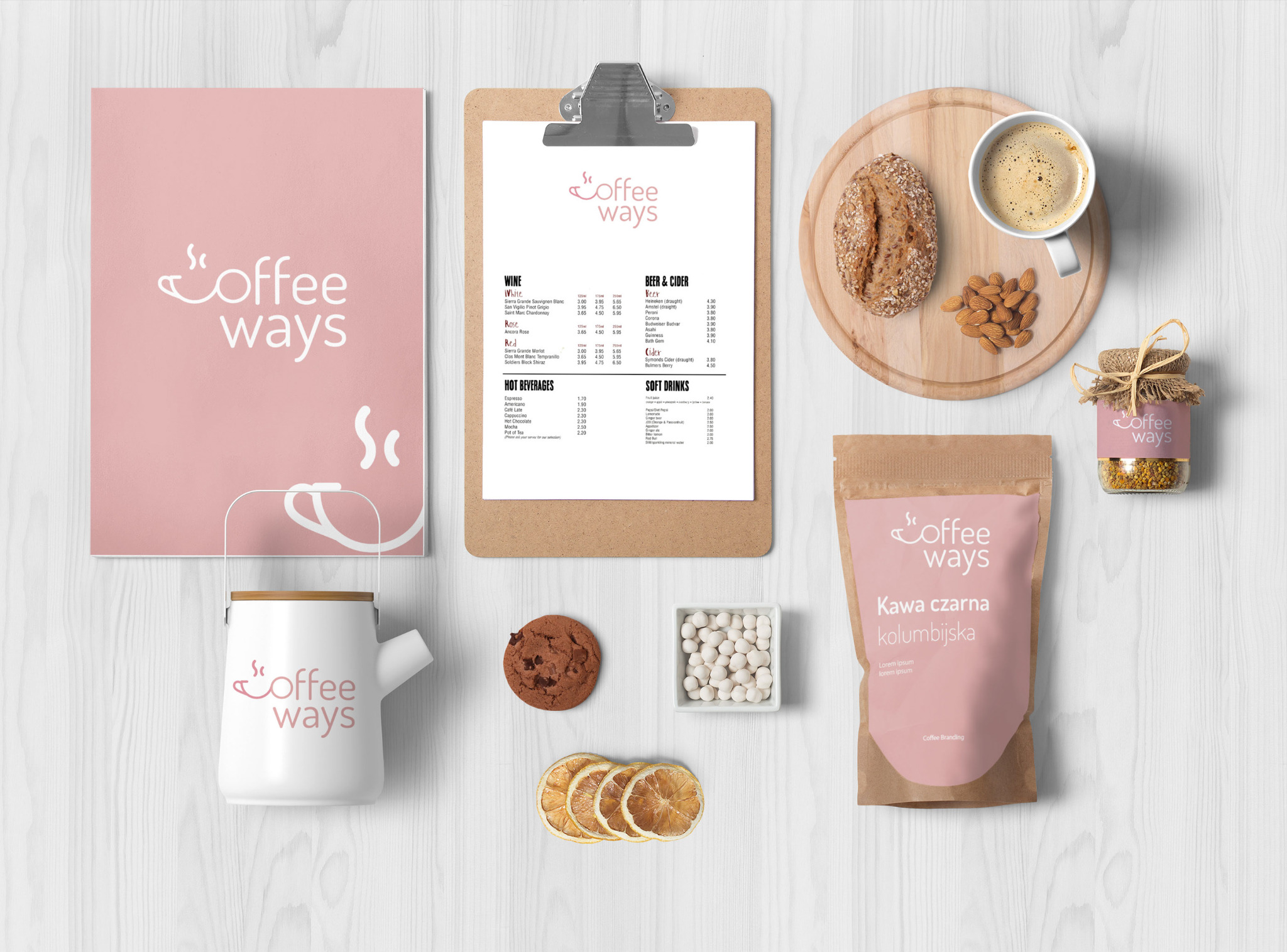 Flat lay kompozycja prezentująca elementy identyfikacji wizualnej kawiarni: menu, opakowanie kawy ziarnistej, dzbanek, kartka firmowa, ciasteczko, kandyzowane owoce, miód i filiżanka kawy...