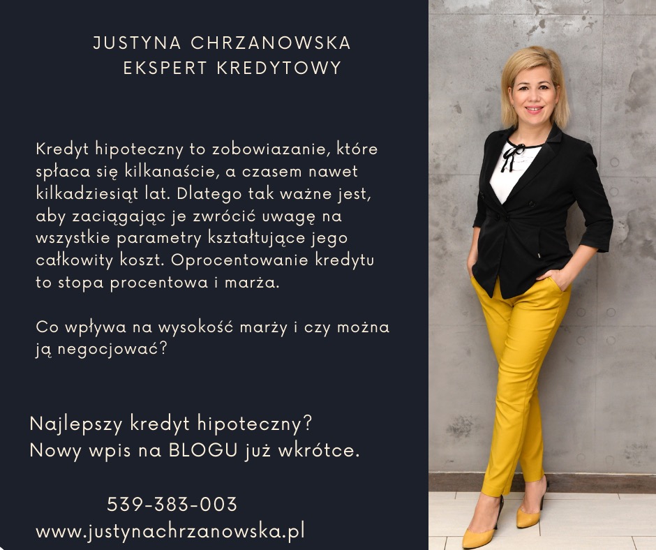 Portret Justyny Chrzanowskiej, eksperta kredytowego, w czarnej marynarce i żółtych spodniach, stojącej na tle szarej ściany z tekstem o kredycie hipotecznym i informacją o blogu.