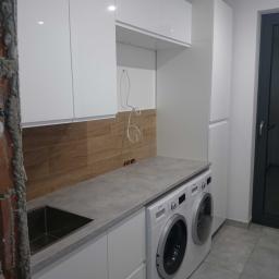 montazyk.pl profesjonalny montaż mebli kuchennych wykorzystanych do aranżacji pomieszczenia gospodarczego 