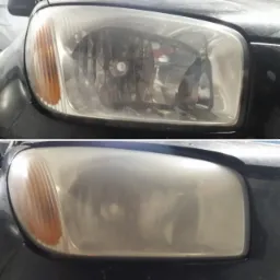 Reflektor samochodowy przed i po czyszczeniu, widoczna znaczna poprawa przejrzystości szkła reflektora.