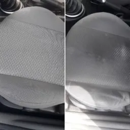 Por&oacute;wnanie: wyczyszczone i zabrudzone szare tapicerowane siedzenie samochodowe z widoczną r&oacute;żnicą w czystości i fakturze materiału.