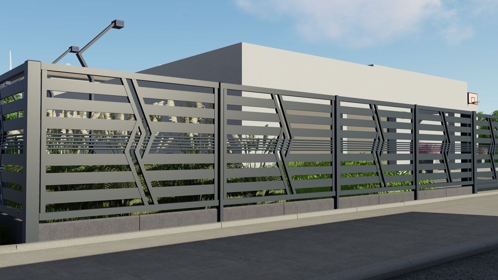 Nowoczesne, szare ogrodzenie panelowe z poziomymi przerwami i dekoracyjnymi elementami w kształcie strzałek, na tle budynku z koszem do koszykówki.