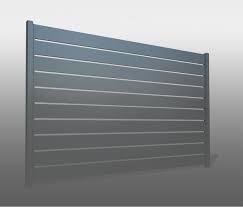 Nowoczesne, poziome ogrodzenie panelowe w kolorze antracytowym, wykonane z metalu, prezentowane na szarym tle w Szczecinie. Minimalistyczny design.