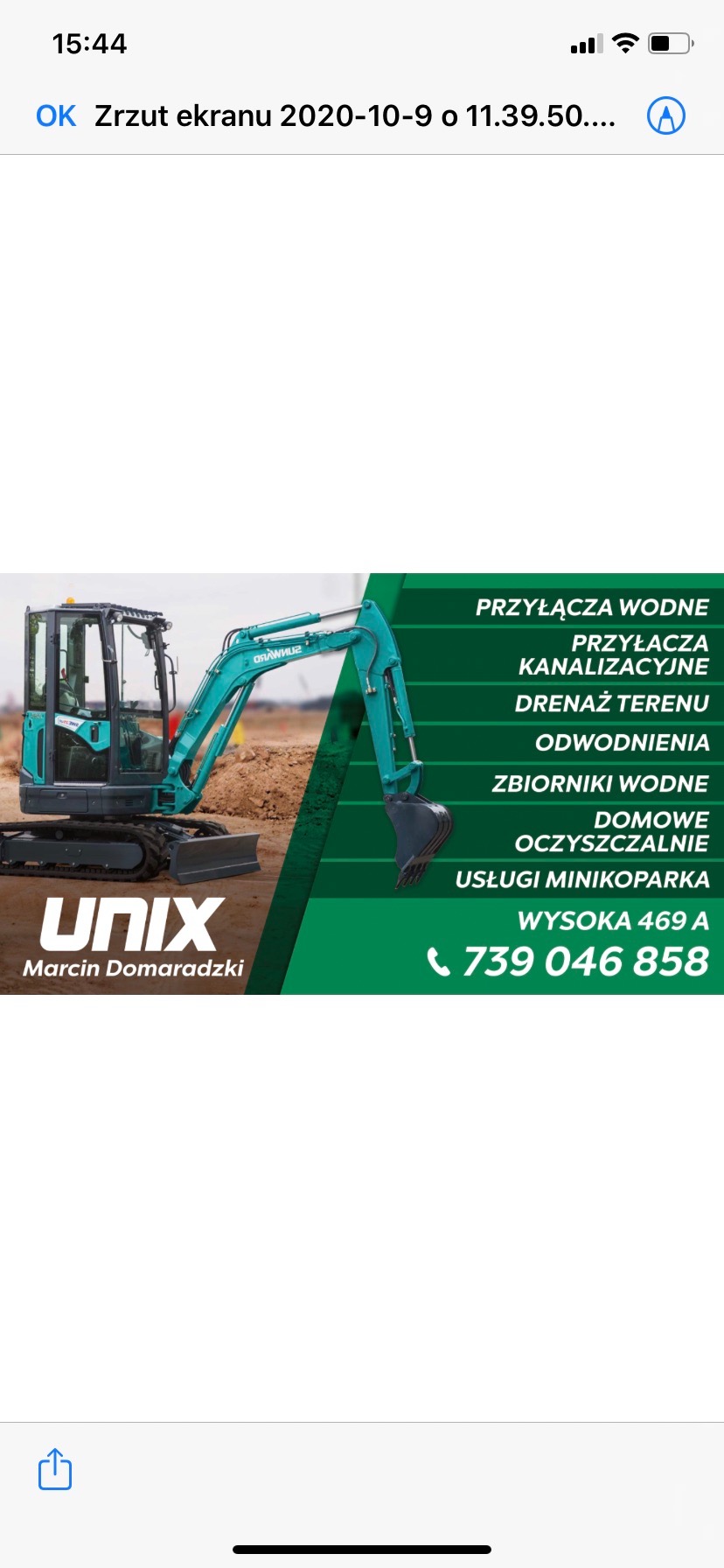 Turkusowa minikoparka marki UNIX na tle wykopanej ziemi, z widocznym numerem telefonu i zakresem usług, takich jak drenaż terenu i przyłącza kanalizacyjne.