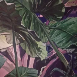 Mural z motywem dżungli na ścianie w mieszkaniu, przedstawiający duże liście w odcieniach zieleni, fioletu i różu, malowane na zamówienie.