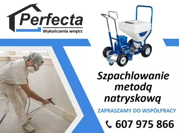 Pracownik w masce ochronnej natryskuje gładź na ścianę za pomocą pistoletu, obok stoi urządzenie do natryskowego nakładania gładzi, widoczne logo firmy 'Perfecta Wykończenia wnętrz' oraz napis...