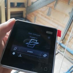 Jako Jakub Kociołek - Czasem lubimy także montować gadżety w naszych domach. Tu mamy mechanizm otwierania okna dachowego zdalny