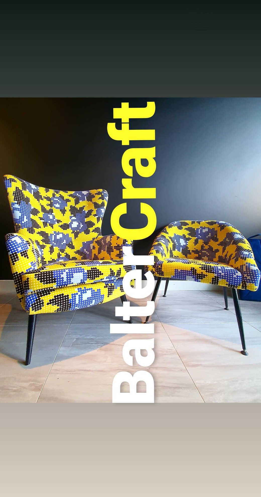 Dwa fotele w stylu retro z żółto-niebieską tapicerką w geometryczne wzory, na czarnych metalowych nóżkach, wykonane na zamówienie w Warszawie. Większy fotel z wysokim oparciem stoi obok mniejszego.