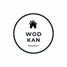 Logo firmy WOD KAN Projekty w czarnym okręgu, z ikoną domu powyżej nazwy.