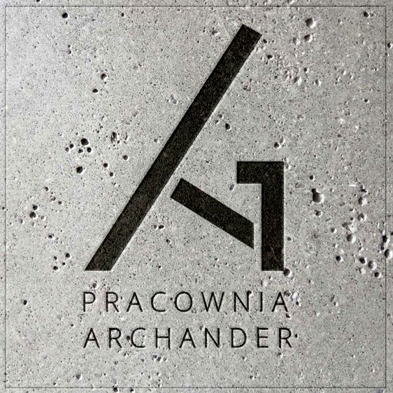 Logo Pracowni Archander wytłoczone w szarej, porowatej betonowej płycie.