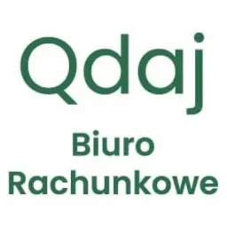Zielone logo 'Qdaj Biuro Rachunkowe' na białym tle, w minimalistycznym stylu.