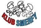 Logo Klubu Smefry z trzema postaciami przypominającymi Smerfy, napis KLUB w kolorze czerwonym i SMERFY w kolorze niebieskim, wszystko na białym tle.