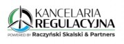 Logo Kancelarii Regulacyjnej z symbolem turbiny wiatrowej w kolorach zieleni i błękitu, podpisane 'Powered by Raczyński Skalski & Partners'.