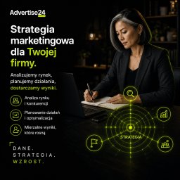Szymon Przybylski - Advertise 24 - Kobieta z siwymi pasemkami w marynarce, pisząca w otwartym notatniku obok laptopa na ciemnym blacie, z neonowo-zielonymi ikonami i tekstem o strategii marketingowej.