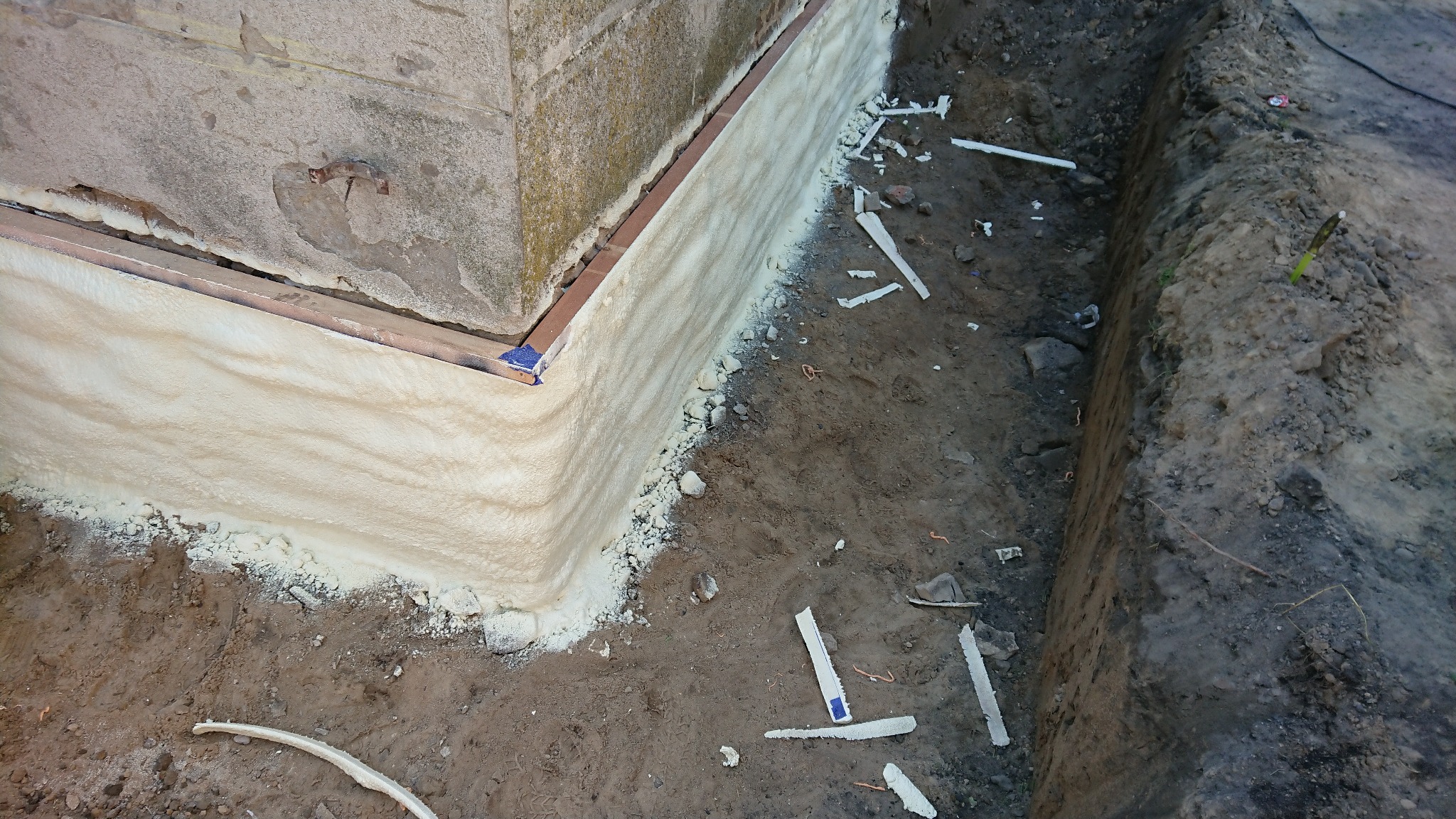 Izolacja Fundamentu z kamienia Pianą Zamknięto Komorową