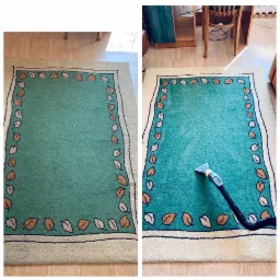 Porównanie stanu dywanu przed i w trakcie czyszczenia: po lewej stronie dywan z widocznymi zabrudzeniami, po prawej dywan czyszczony za pomocą specjalistycznego odkurzacza ekstrakcyjnego.