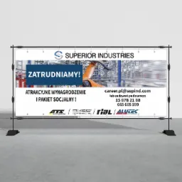Baner reklamowy firmy Superior Industries na stojaku, z hasłem 'Zatrudniamy!', informacją o atrakcyjnym wynagrodzeniu i pakiecie socjalnym, oraz danymi kontaktowymi. W tle widoczny robot...