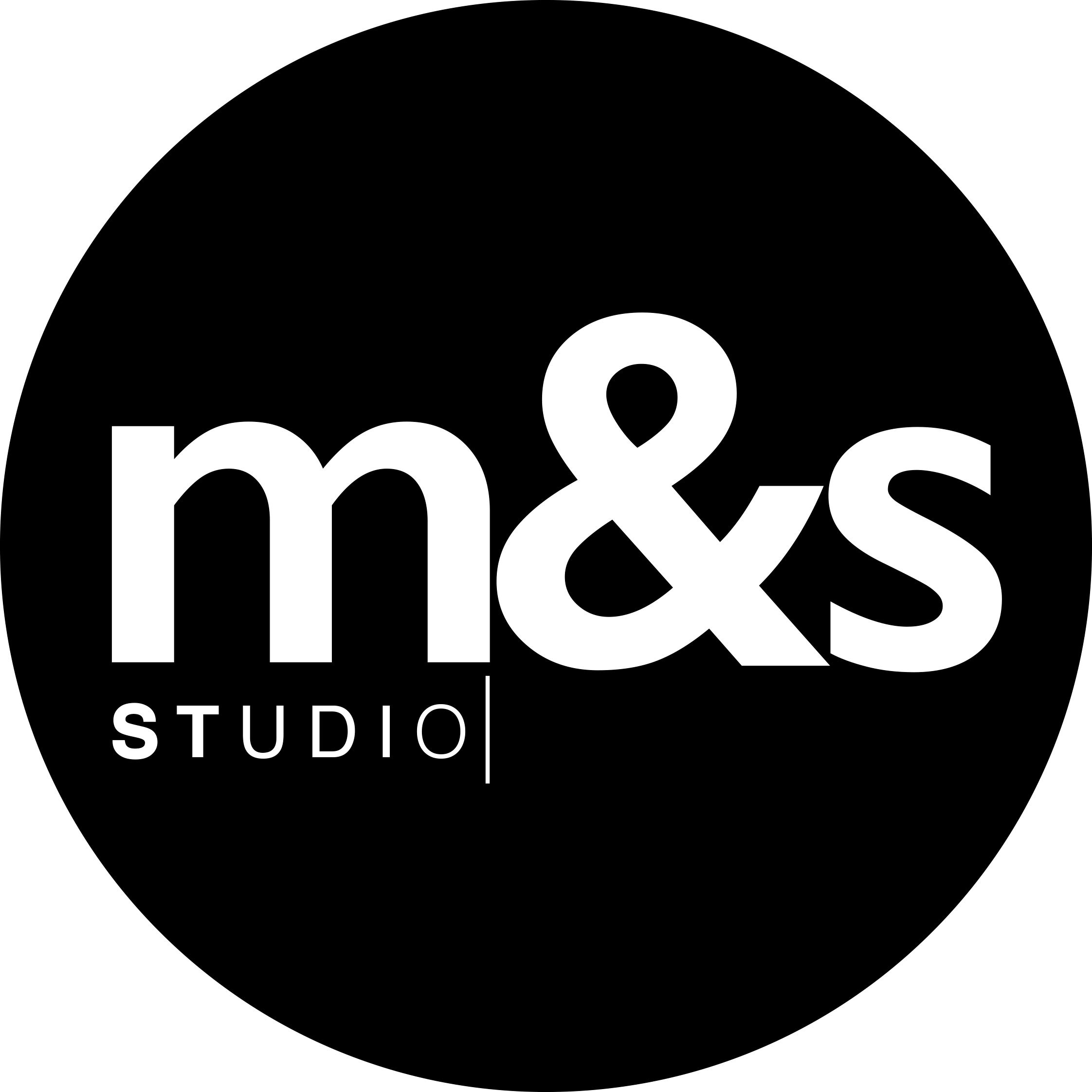 Białe logo 'm&s STUDIO' na czarnym okrągłym tle, z pionową linią oddzielającą słowo STUDIO.