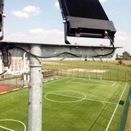 modernizacja oświetlenia boiska do gry w piłkę nożną Gmina Dźwierzuty.