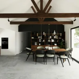 Jasna jadalnia z drewnianym stołem i czarnymi krzesłami na tle regału z książkami, oświetlona nowoczesną lampą wiszącą i podkreślona drewnianymi belkami stropowymi.
