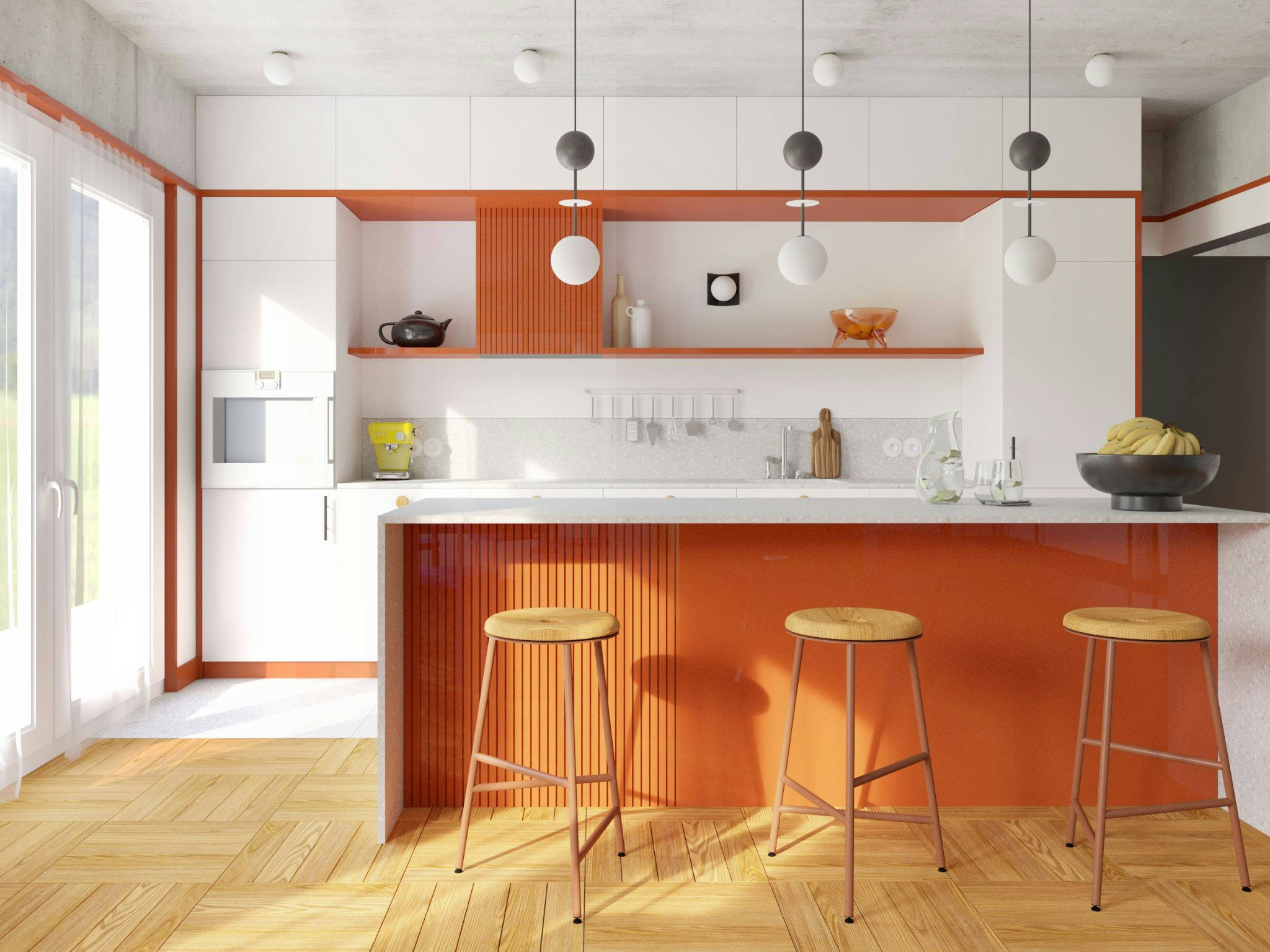 Jasna kuchnia z pomarańczowymi akcentami: wyspa z trzema drewnianymi stołkami barowymi, białe szafki wiszące i stojące, drewniana podłoga w jodełkę, nowoczesne lampy wiszące.