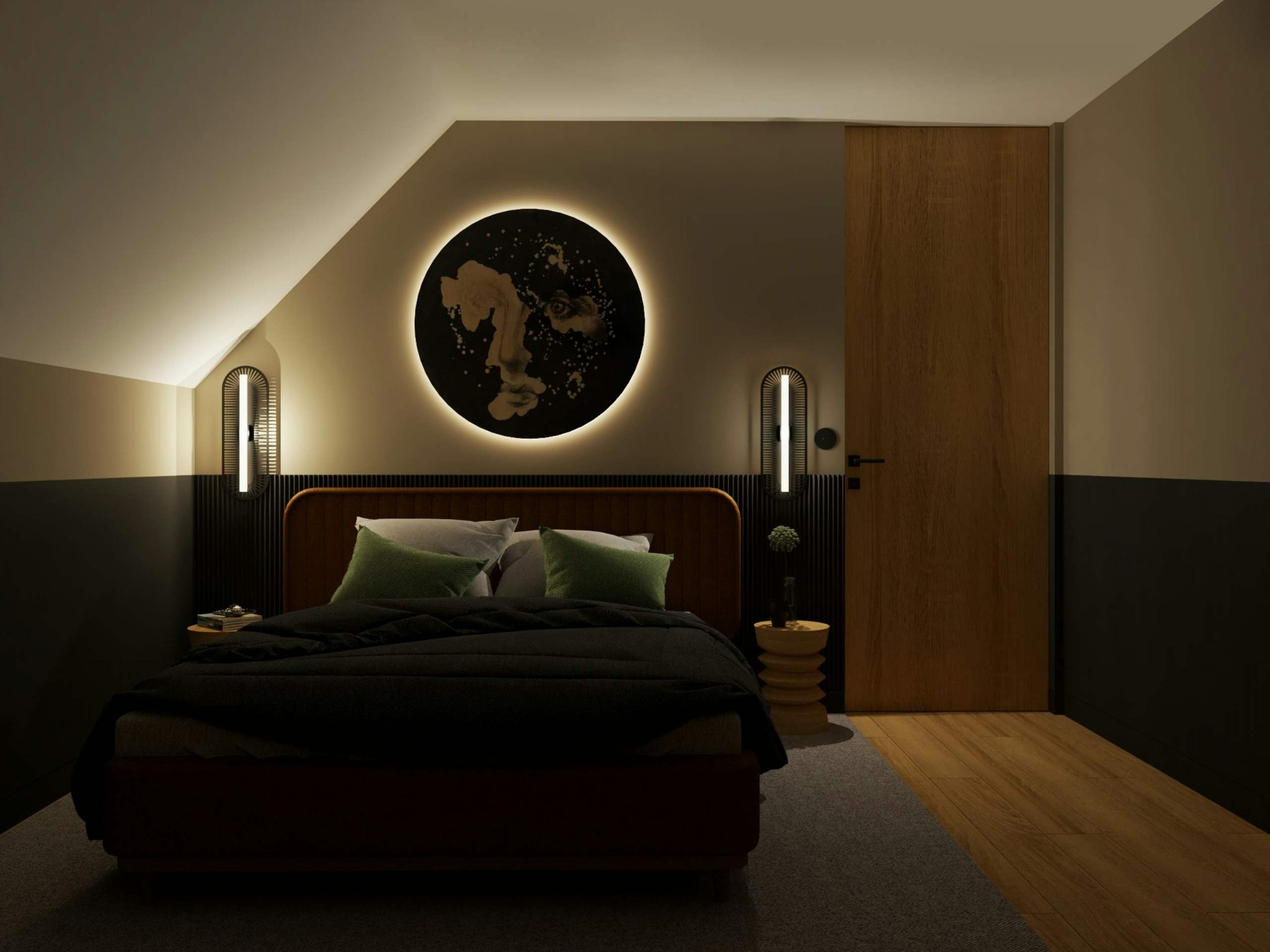 Nowoczesna sypialnia na poddaszu z łóżkiem z brązowym zagłówkiem, czarną pościelą i zielonymi poduszkami, oświetlona okrągłą lampą z motywem twarzy i smukłymi lampami po bokach łóżka.