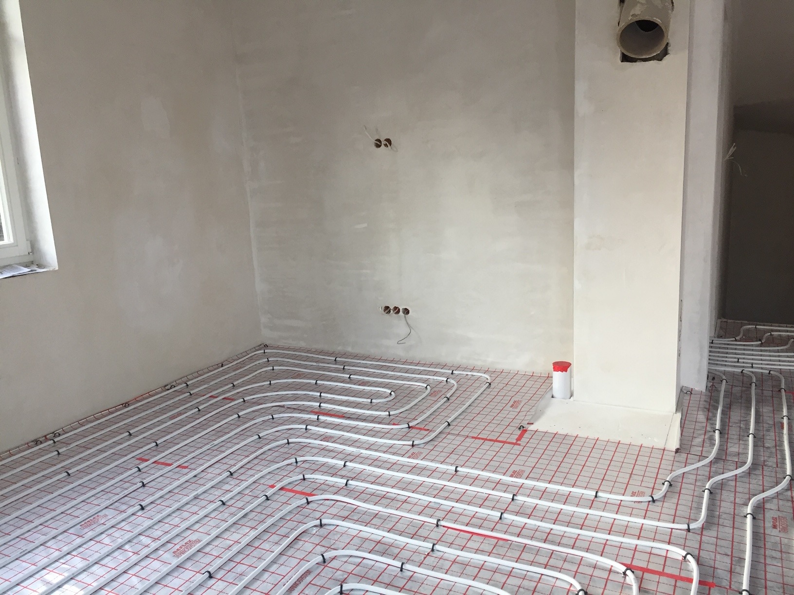 Układanie styropianu pod ogrzewanie podłogowe, wylewki