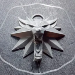 Szary medalion wilka z otwartą paszczą, wydrukowany w 3D na szarej teksturowanej powierzchni, widoczne niedoskonałości druku.