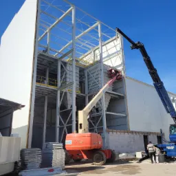 PIOTROWICE SP. Z O.O. - montaż konstrukcji antresoli, montaż obudowy dachu i ścian z płyt warstwowych