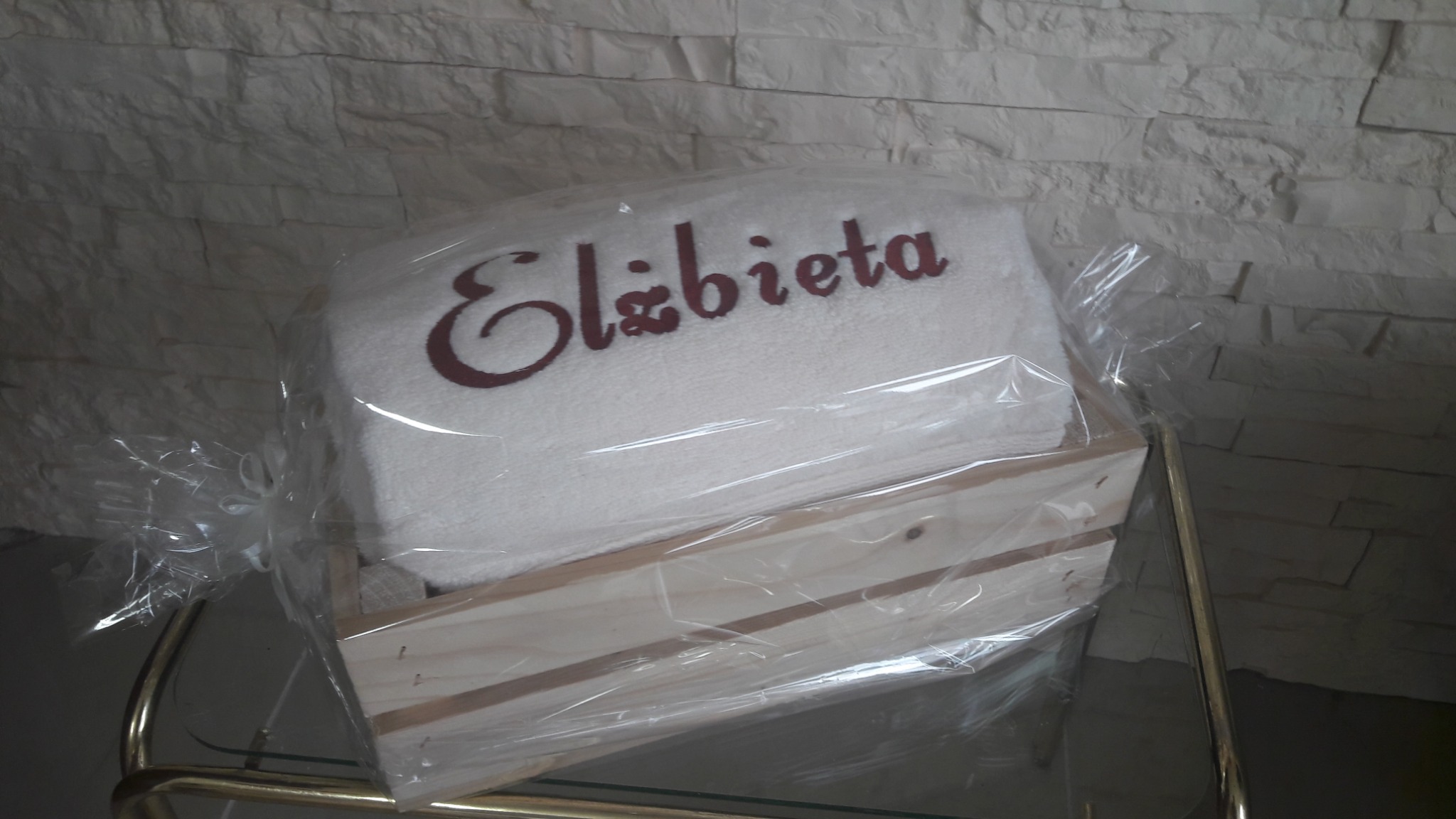 Projekt prezentu wraz z opakowaniem. Zamówienie dla klienta indywidualnego. Ręcznik frotte 610 g/m2 70/140 cm