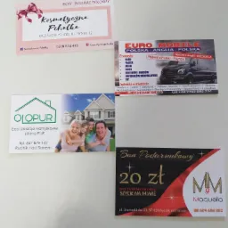 Zestaw wizytówek różnych firm: kosmetyczka z różową kokardą, transport międzynarodowy osób i paczek, izolacje natryskowe pianą PUR oraz kupon na szycie na miarę za 20 zł.
