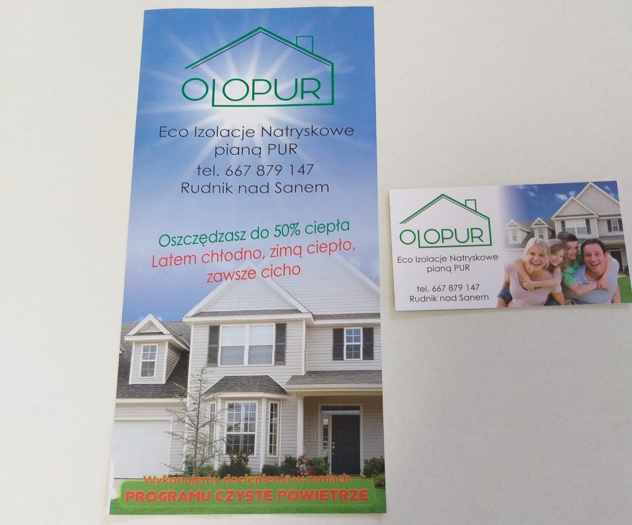 Ulotka i wizytówka firmy izolacyjnej z hasłem 'Oszczędzasz do 50% ciepła' i zdjęciem domu oraz uśmiechniętej rodziny.