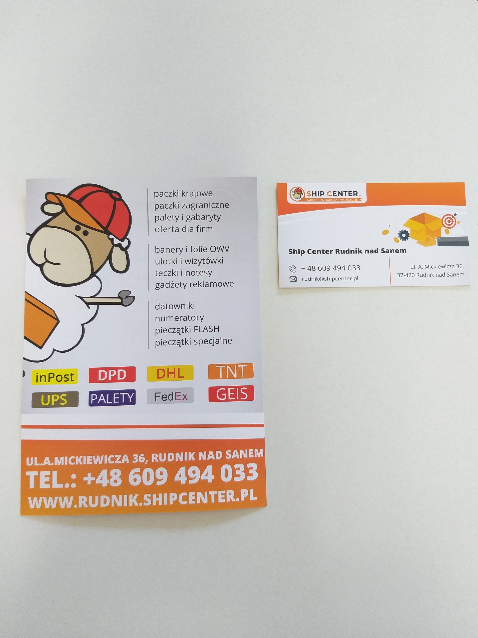 Wizytówka i ulotka firmy Ship Center z Rudnika nad Sanem oferującej usługi kurierskie, poligraficzne i wydruki 3D, z listą partnerów logistycznych oraz danymi kontaktowymi.