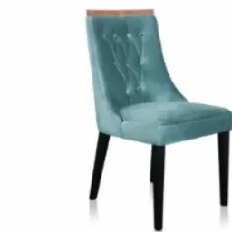 Turkusowe krzesło tapicerowane z pikowanym oparciem i drewnianym akcentem u góry, na czarnych, prostych nogach, ustawione na białym tle.