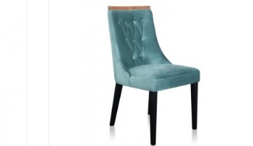 Turkusowe krzesło tapicerowane z pikowanym oparciem i drewnianym akcentem u góry, na czarnych, prostych nogach, ustawione na białym tle.