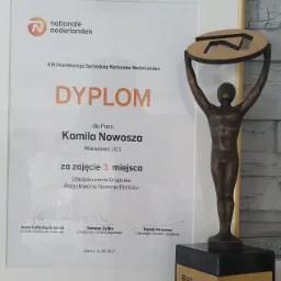 Dyplom i statuetka za zajęcie 3. miejsca w konkursie Ubezpieczeń Grupowych i Pozyskiwania Nowego Biznesu Nationale-Nederlanden dla Kamila Nowosza, Serock 31.03.2017.