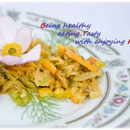 Sałatka warzywna z kukurydzą i marchewką na talerzu z kwiatowym wzorem, ozdobiona białym kwiatem i gałązką kopru, z napisem 'Being healthy eating Tasty with enjoying Food'.