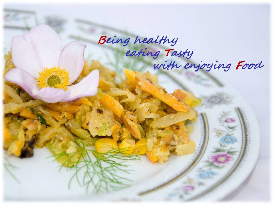 Sałatka warzywna z kukurydzą i marchewką na talerzu z kwiatowym wzorem, ozdobiona białym kwiatem i gałązką kopru, z napisem 'Being healthy eating Tasty with enjoying Food'.