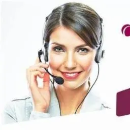 Uśmiechnięta konsultantka w słuchawkach z mikrofonem, dotykająca ucha, na białym tle z elementami graficznymi.