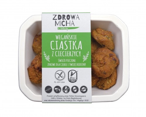 Wegańskie ciastka z ciecierzycy w białym opakowaniu, etykieta z napisem 'Zdrowa Micha' i informacjami o produkcie, świeżo pieczone, zdrowe dla całej rodziny.