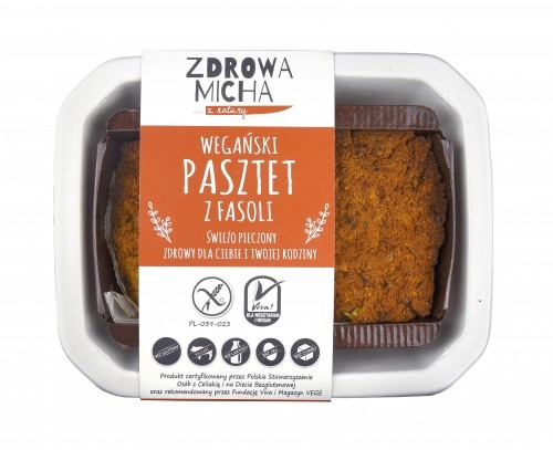 Wegański pasztet z fasoli w białym, prostokątnym opakowaniu z etykietą 'Zdrowa Micha', informującą o świeżym pieczeniu i certyfikatach bezglutenowych i wegańskich.