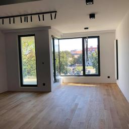 Apartament przy ul. Księcia Witolda we Wrocławiu, w trakcie realizacji, widok na salon. 