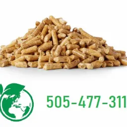 Góra jasnobrązowych, cylindrycznych brykietów z biomasy na białym tle, poniżej grafika przedstawiająca zieloną kulę ziemską z liściem i numer telefonu w kolorze zielonym.