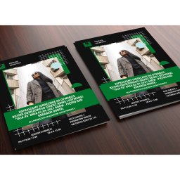 Digitalfire - Dwa identyczne ulotki reklamowe z informacją o otwarciu butiku odzieżowego, prezentujące zdjęcie modelki na tle budynku, leżące na drewnianej powierzchni.