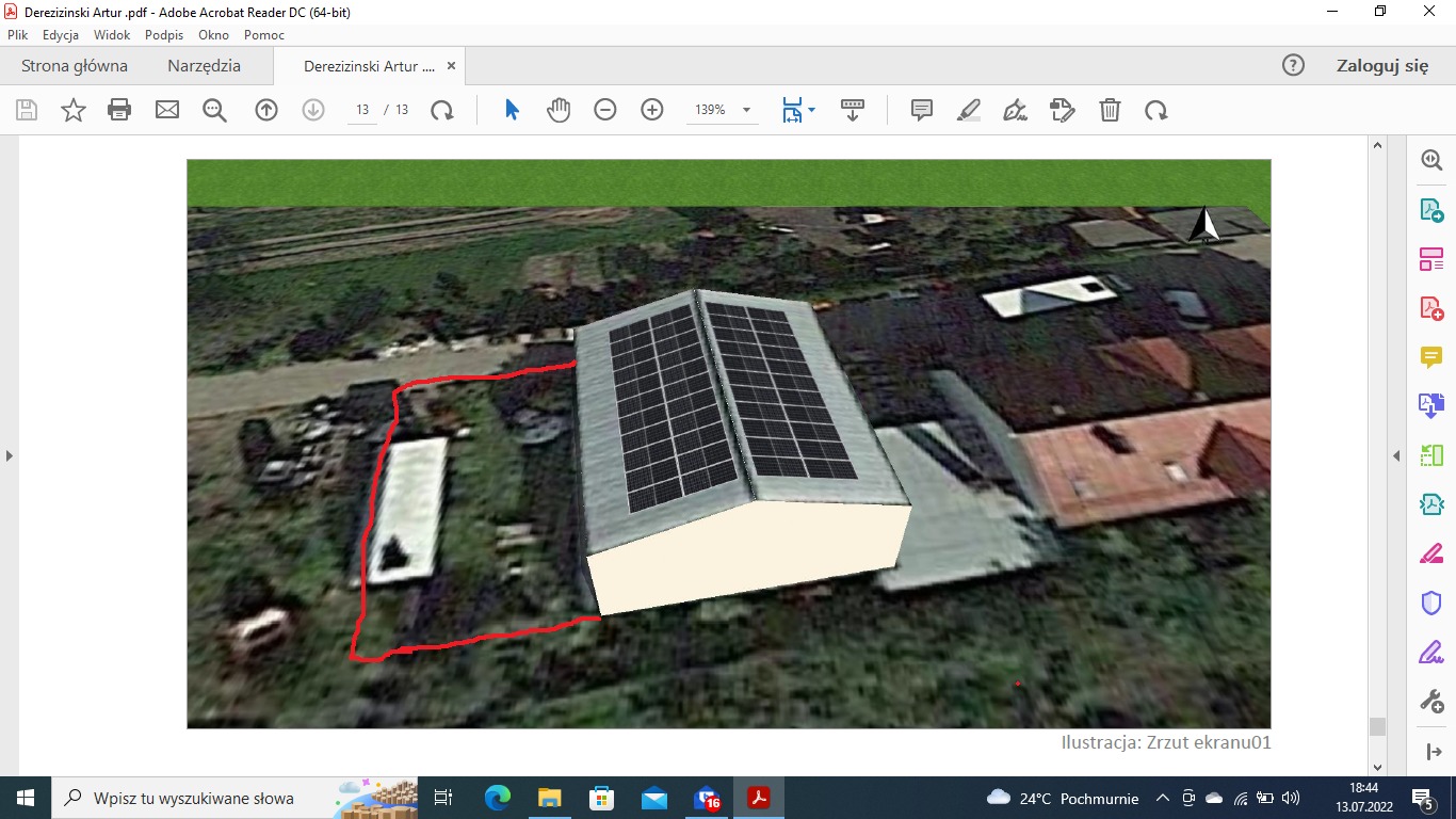Wizualizacja 3D budynku z panelami słonecznymi na dachu, nałożona na zdjęcie satelitarne terenu z zaznaczonym obrysem działki czerwoną linią.