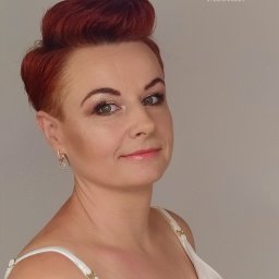 Studio Urody Endorfina - Portret kobiety z krótkimi, rudymi włosami i delikatnym makijażem, prezentującej efekt stylizacji w studiu urody.