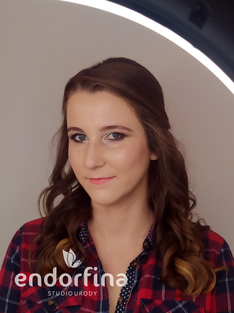 Portret kobiety z delikatnym makijażem dziennym, brązowe włosy, w czerwonej koszuli w kratę, oświetlenie ring.