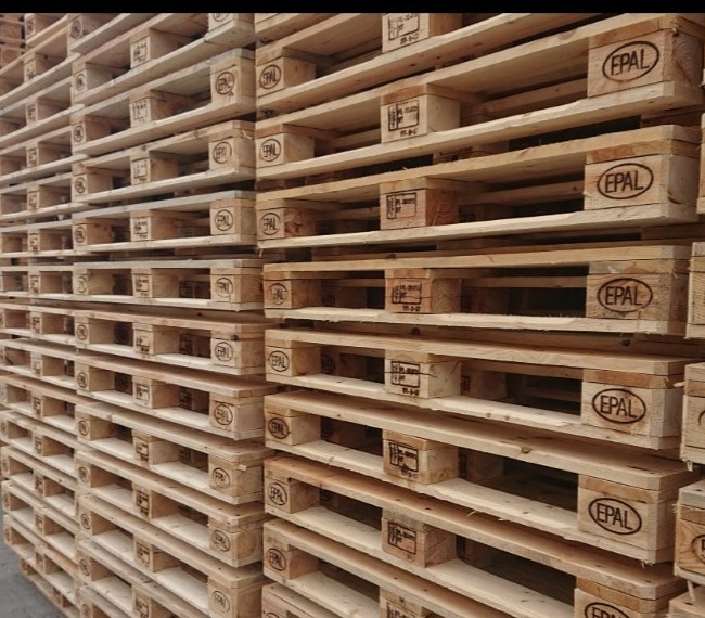 Stos drewnianych palet EPAL ułożonych równo jeden na drugim, widoczne oznaczenia i charakterystyczna konstrukcja.